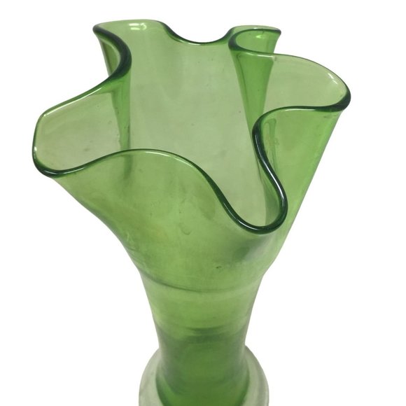 Vintage Looking Green Flower Vase with Scalloped Edges - Picture 6 of 6